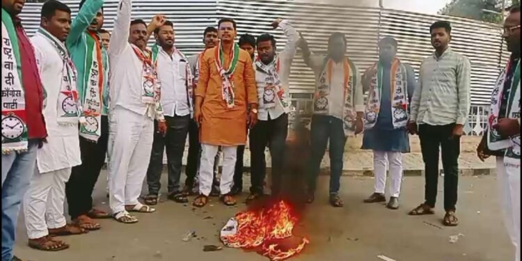 नामदेव जाधव आणि गोपीचंद पडळकर यांच्या पोस्टरला जोडेमार आंदोलन करून पोस्टर जाळण्यात आले.