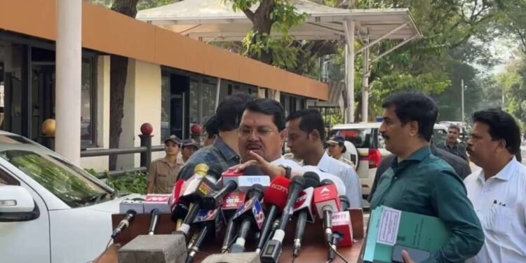 हिवाळी अधिवेशनाआधीच नवा ट्विस्ट… विधानभवनाबाहेरून