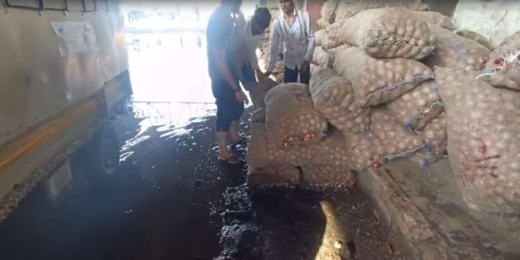 सोलापूर कृषी उत्पन्न बाजार समितीमध्ये अवकाळी पावसामुळे सर्वत्र पाणी साचून शेतकऱ्यांचा कांदा खराब झाल्याने लाखोंचे नुकसान