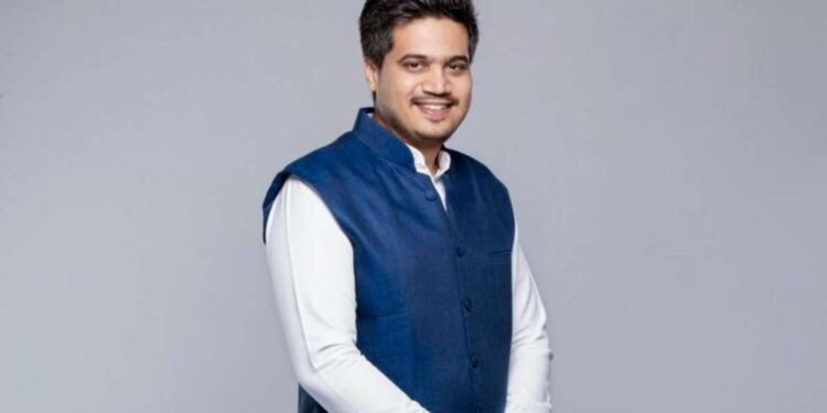 बीडमधील जाळपोळीमागं कोण ते मंत्र्यांमधील वाद अन् गोंधळलेले सरकार, रोहित पवारांचा युवा संघर्ष यात्रेतून हल्लाबोल