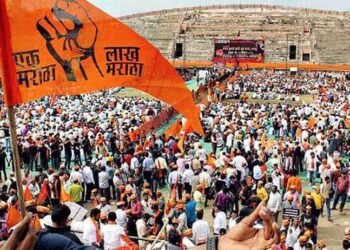 मराठा आरक्षणासाठी ११वीत शिकणाऱ्या मुलाने पेटवून घेतले, वाचवण्यास गेलेले आई-वडील देखील भाजले