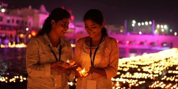 अयोध्या :- 51 घाटांवर 24 लाखांहून अधिक दिवे लावून दिव्यांचा उत्सव साजरा….