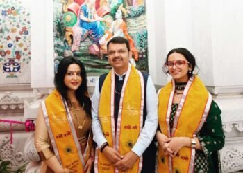 अमृता फडणवीस कृष्ण भक्तीत झाल्या तल्लीन, प्रेम नगरी वृंदावनातील सिंपल लुक चाहत्यांना भावला