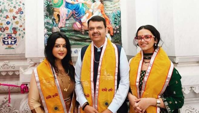 अमृता फडणवीस कृष्ण भक्तीत झाल्या तल्लीन, प्रेम नगरी वृंदावनातील सिंपल लुक चाहत्यांना भावला