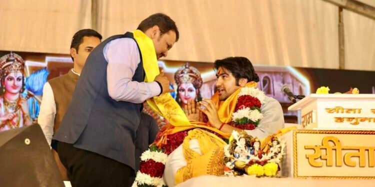 बागेश्वर काल म्हणाले, हिंदुराष्ट्रासाठी घटनादुरुस्ती करा, फडणवीस आज त्यांच्या दरबारात जाऊन म्हणाले, सनातन हा भारताचा विचार!