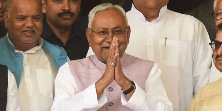 बिहार : मुख्यमंत्र्यांनी मागितली हात जोडून माफी