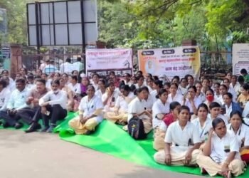 सोलापुरात कंत्राटी नर्सेसनी पुकारला एल्गार