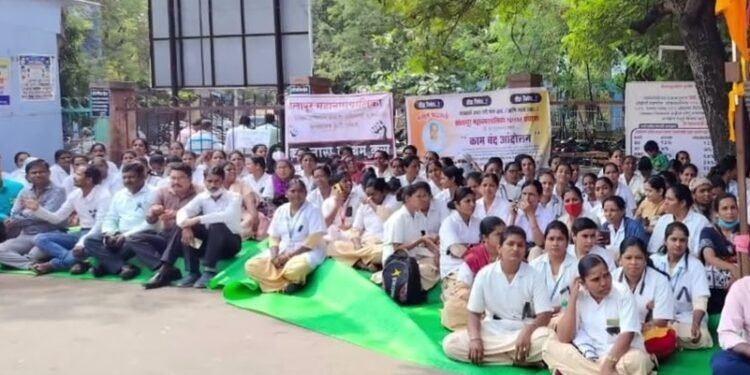 सोलापुरात कंत्राटी नर्सेसनी पुकारला एल्गार