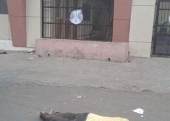 सोलापुरात पार्क स्टेडियमच्या प्रवेशद्वारासमोर ईसमावर प्राणघातक हल्ला झाला असून उपचारा दरम्यान त्यांचा मृत्यू