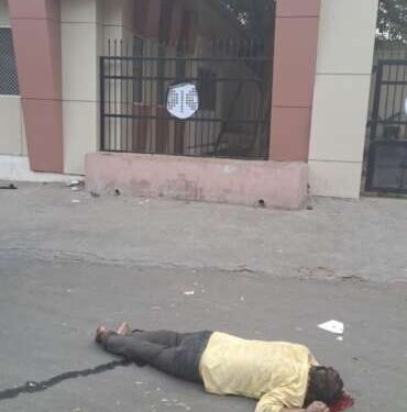 सोलापुरात पार्क स्टेडियमच्या प्रवेशद्वारासमोर ईसमावर प्राणघातक हल्ला झाला असून उपचारा दरम्यान त्यांचा मृत्यू