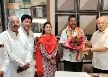 सोलापूरमध्ये भाजपला धक्का,विजयसिंह मोहिते पाटील यांच्या कट्टर कार्यकर्त्यानं साथ सोडली, काँग्रेसचं बळ वाढलं