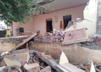 घरातील गॅस चालू करण्याकरिता गेले असता अचानक गॅसचा स्फोट झाला – संपूर्ण घरच जमीनदोस्त झाले