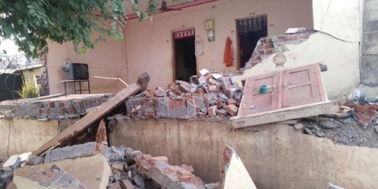 घरातील गॅस चालू करण्याकरिता गेले असता अचानक गॅसचा स्फोट झाला – संपूर्ण घरच जमीनदोस्त झाले