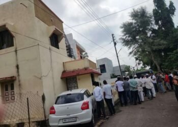 पत्नी अन् मुलाची हत्या करून शिक्षक पतीने गळफास घेतल्याची धक्कादायक घटना