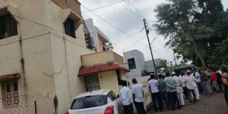 पत्नी अन् मुलाची हत्या करून शिक्षक पतीने गळफास घेतल्याची धक्कादायक घटना