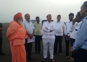 होटगी रोडवरील विमानतळाची पाहणी खा. जय सिध्देश्वर महास्वामी आ. विजय देशमुख यांनी पाहणी 
