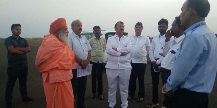 होटगी रोडवरील विमानतळाची पाहणी खा. जय सिध्देश्वर महास्वामी आ. विजय देशमुख यांनी पाहणी 
