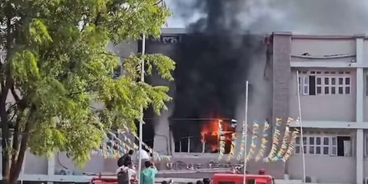 हिंगोली जिल्हा परिषद कार्यालयातील व्हिडिओ कॉन्फरन्स रुम जळून खाक, लाखोंचं नुकसान