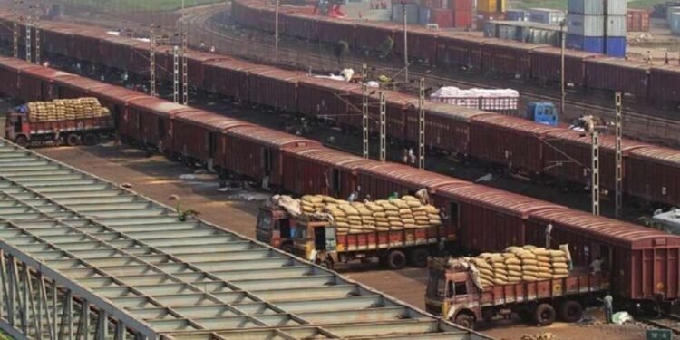 रेल्वेची ऑक्टोबरपर्यंत 887 मे. टन मालवाहतूक, 95929 कोटींचा महसूल जमा