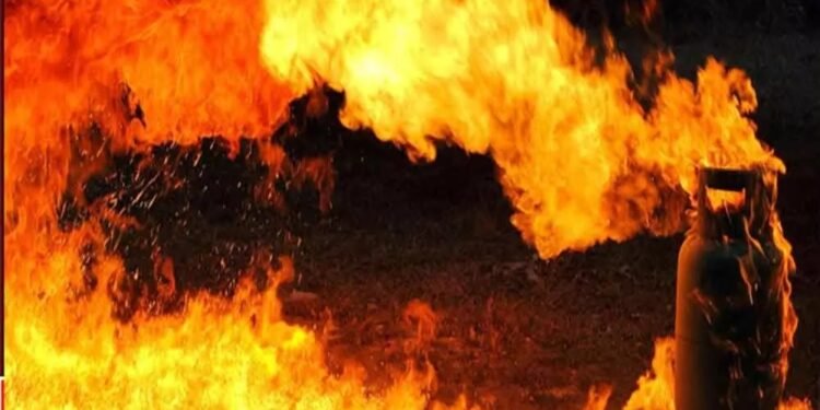 वांद्रे येथे गॅस सिलेंडरचा स्फोट, ८ जण जखमी