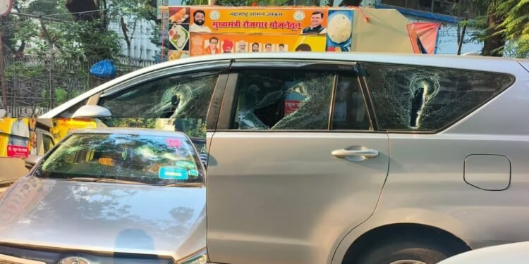 आमदार निवासाबाहेर मराठा आंदोलकांचा हल्लाबोल, हसन मुश्रीफांची गाडी फोडली