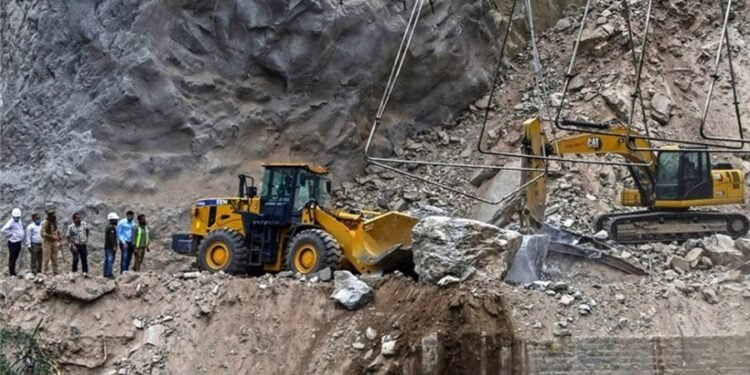 उत्तरकाशीत मोठी दुर्घटना, निर्माणाधीन बोगद्याचा भाग कोसळला, ५० ते ६० मजूर अडकल्याची भीती