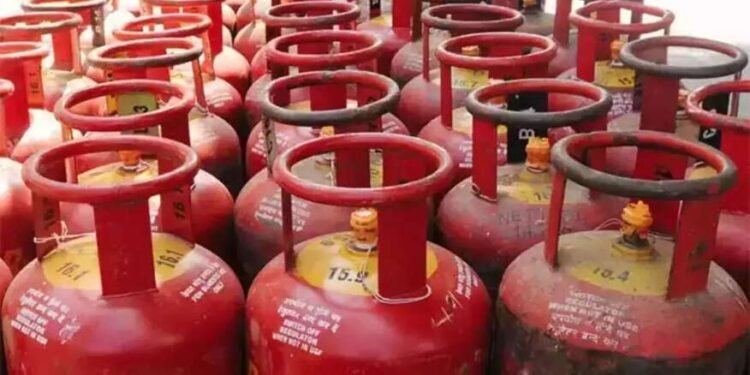डिसेंबरच्या पहिल्याच दिवशी गॅस सिलेंडरच्या दरात वाढ