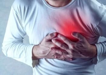 चालत्या बसमध्ये प्रवाशाला हार्ट अटॅक, बेस्ट वाहकाने सीपीआर देऊन वाचवले प्राण