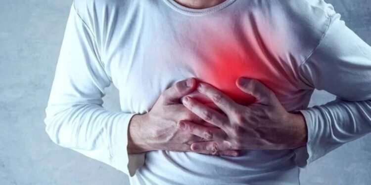 चालत्या बसमध्ये प्रवाशाला हार्ट अटॅक, बेस्ट वाहकाने सीपीआर देऊन वाचवले प्राण