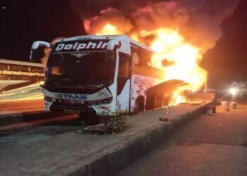 सांगलीहून मुंबईला जाणाऱ्या बसला साताऱ्यात आग,चालकाला वेळीच माहिती मिळाली अन् अनर्थ टळला, ४० जण थोडक्यात बचावले