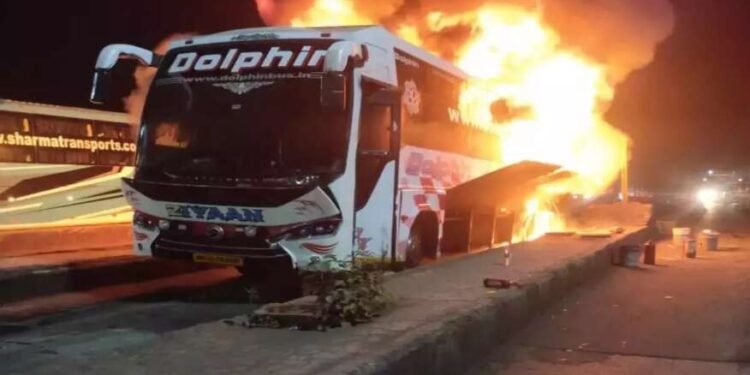 सांगलीहून मुंबईला जाणाऱ्या बसला साताऱ्यात आग,चालकाला वेळीच माहिती मिळाली अन् अनर्थ टळला, ४० जण थोडक्यात बचावले