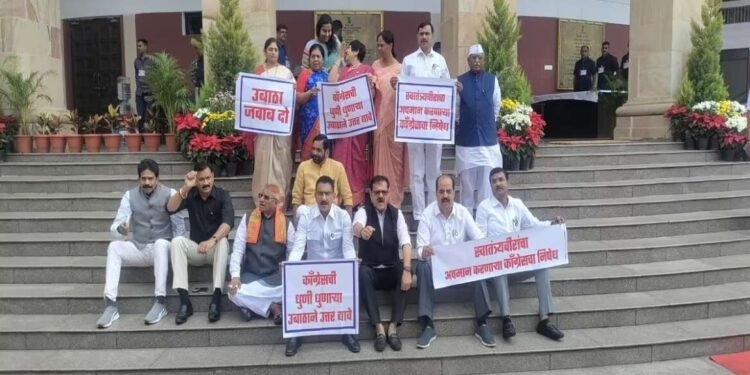 स्वातंत्र्यवीर सावरकरांचा काँग्रेसकडून अवमान, ठाकरेंनी उत्तर द्यावं, भाजप आमदार विधिमंडळाबाहेर आक्रमक