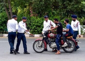 सोलापूर शहरात भरधाव वेगात मोबाइलवर असलेल्या मोटारसायकलस्वारास शहर वाहतूक शाखेच्या पथकाने ११ हजारांचा दंड