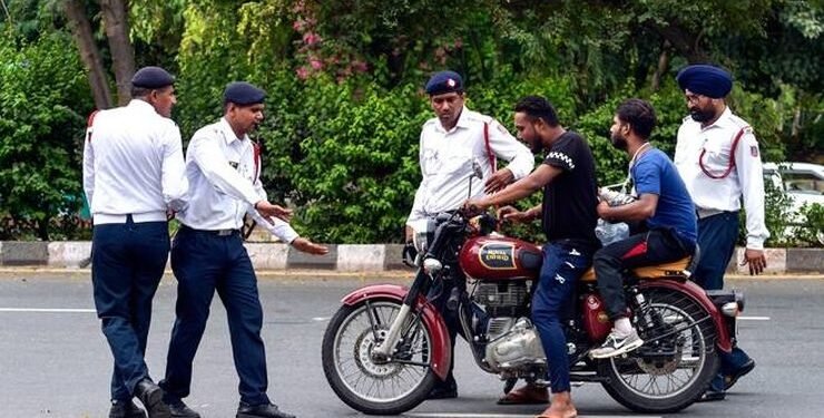 सोलापूर शहरात भरधाव वेगात मोबाइलवर असलेल्या मोटारसायकलस्वारास शहर वाहतूक शाखेच्या पथकाने ११ हजारांचा दंड