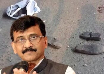 सोलापूर शहरात संजय राऊतांच्या गाडीवर चप्पलफेक करण्यात आली