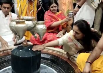 भाजप नेते गोपीनाथ मुंडे यांच्या जयंतीनिमित्त मुंडे भगिनीनी प्रभू वैद्यनाथांचं दर्शन घेतलं