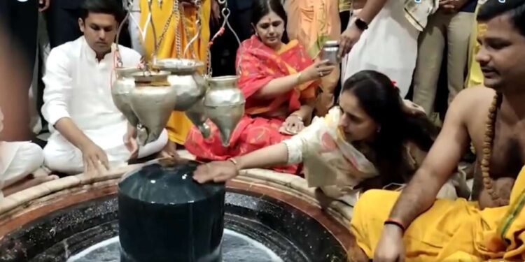 भाजप नेते गोपीनाथ मुंडे यांच्या जयंतीनिमित्त मुंडे भगिनीनी प्रभू वैद्यनाथांचं दर्शन घेतलं