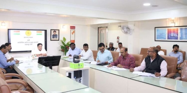 ‘जेएन-१’ व्हेरियंटच्या वाढत्या रुग्णसंख्येच्या पार्श्वभूमीवर सार्वजनिक आरोग्यमंत्री डॉ. तानाजी सावंत यांनी आढावा बैठक