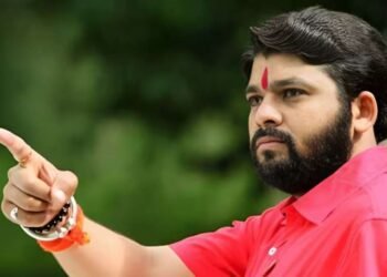 शेतकरी नेते रविकांत तुपकर छ. संभाजीनगरमध्ये मनोज जरांगे यांच्या भेटीला