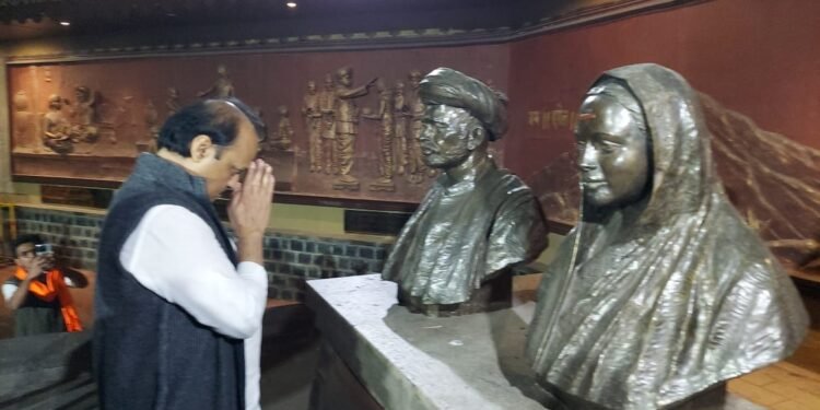 अजित पवार यांनी पुणे येथील राष्ट्रीय स्मारक भिडेवाडा, महात्मा फुले वाडा व क्रांतिज्योती सावित्रीबाईफुले स्मारकाच्या जागेस भेट दिली
