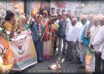 भाजप महिला आघाडीच्या वतीने टिळक चौक इथ खासदार धीरज साहू यांच्या पुतळ्याचे दहन करण्यात आले