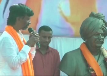 तुमचे मोठ्ठाले नेते आमच्याकडं येत होते, मग इथं तळे करायला हात मोडलेत का?; मनोज जरांगेंचा गिरीश महाजनांवर निशाणा