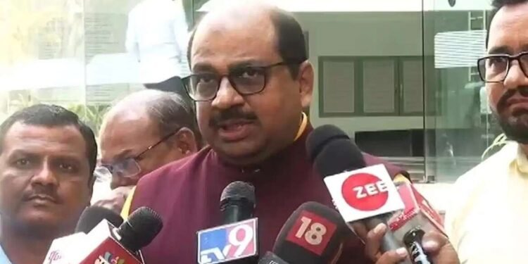 मराठा आरक्षणाचा सर्व्हे गोखले इन्स्टिट्यूटमार्फत करण्यासाठी देवेंद्र फडणवीस आग्रही: बालाजी किल्लारीकर