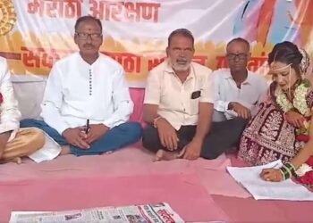 लग्नाच्या बोहल्यावर एकमेकांना हार घातल्यानंतर जोडपे थेट मराठा आरक्षणाच्या उपोषणस्थळी