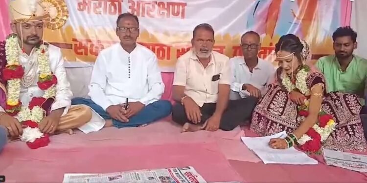 लग्नाच्या बोहल्यावर एकमेकांना हार घातल्यानंतर जोडपे थेट मराठा आरक्षणाच्या उपोषणस्थळी