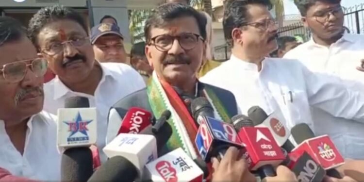 प्रकाश आंबेडकर प्रखरपणे मोदींच्या हुकुमशाही विरोधात हल्ला करतात, राऊतांकडून कौतुक