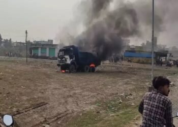 नागपुरात तणाव:- कचऱ्याच्या टिप्परची धडक, बहीण-भावाचा मृत्यू, संतप्त जमावाने टिप्परच पेटवला…