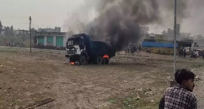 नागपुरात तणाव:- कचऱ्याच्या टिप्परची धडक, बहीण-भावाचा मृत्यू, संतप्त जमावाने टिप्परच पेटवला…