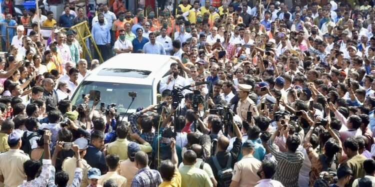 मुख्यमंत्री एकनाथ शिंदे यांनी पूर्व व पश्चिम उपनगर येथे संपूर्णस्वच्छतामोहीम दरम्यान पाहणी केली.