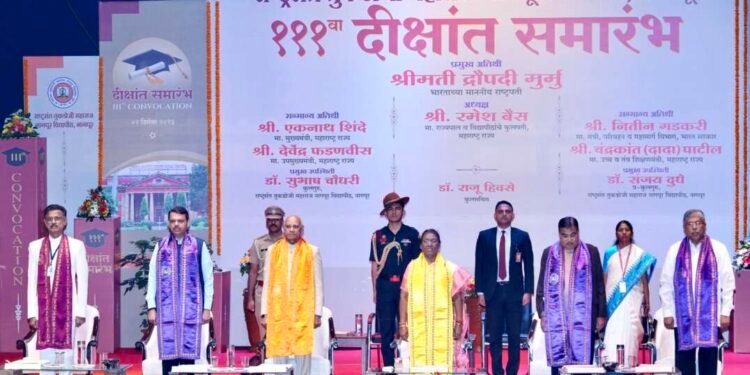 राष्ट्रसंत तुकडोजी महाराज नागपूर विद्यापीठाचा १११वा दीक्षांत समारंभ.
